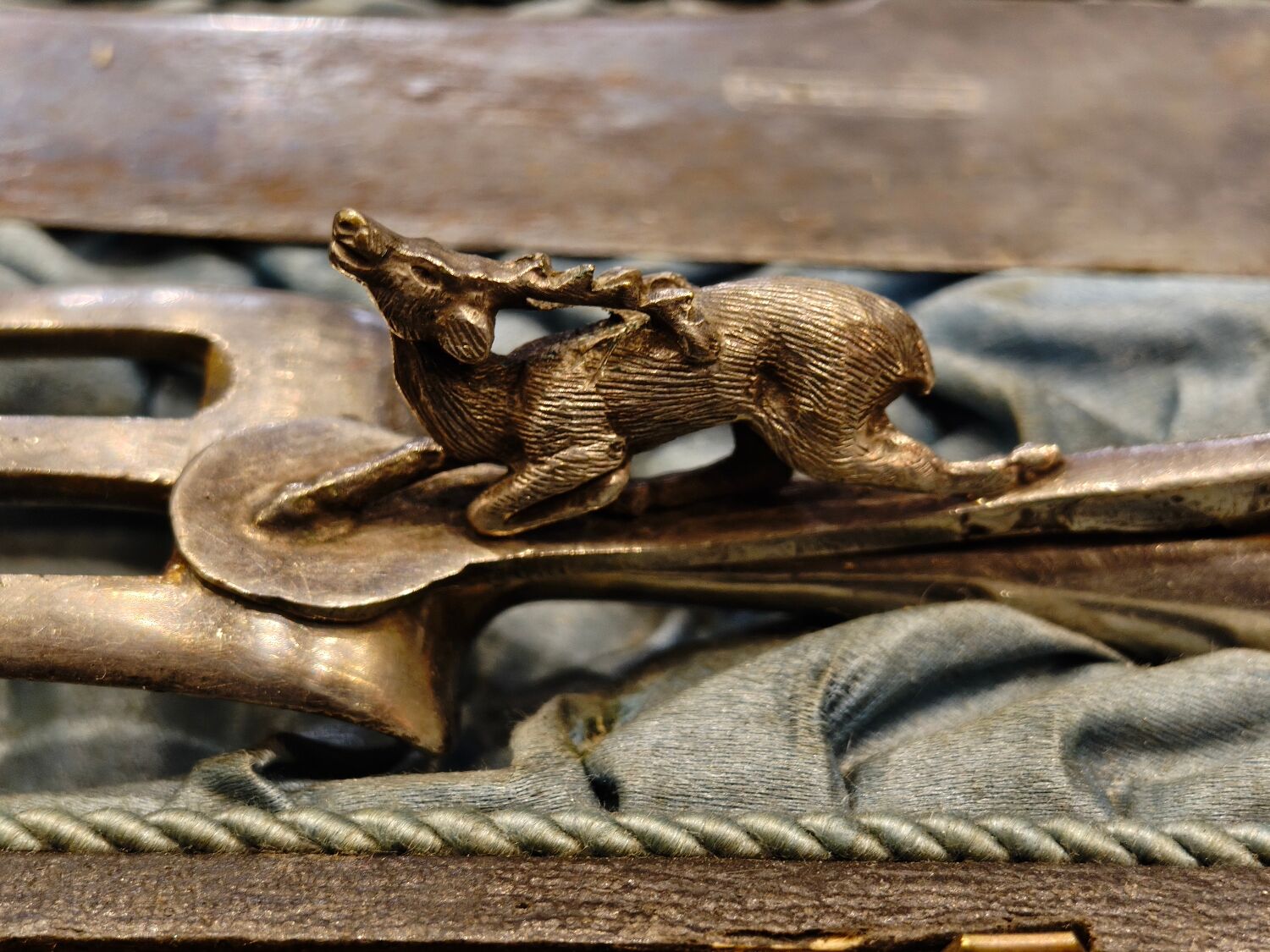 Exceptional cutting set with silver stag.