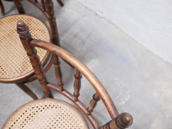 Chaise bistrot cannée ancienne en bois par les éditions Fischel