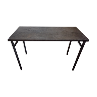 Table en métal brossé