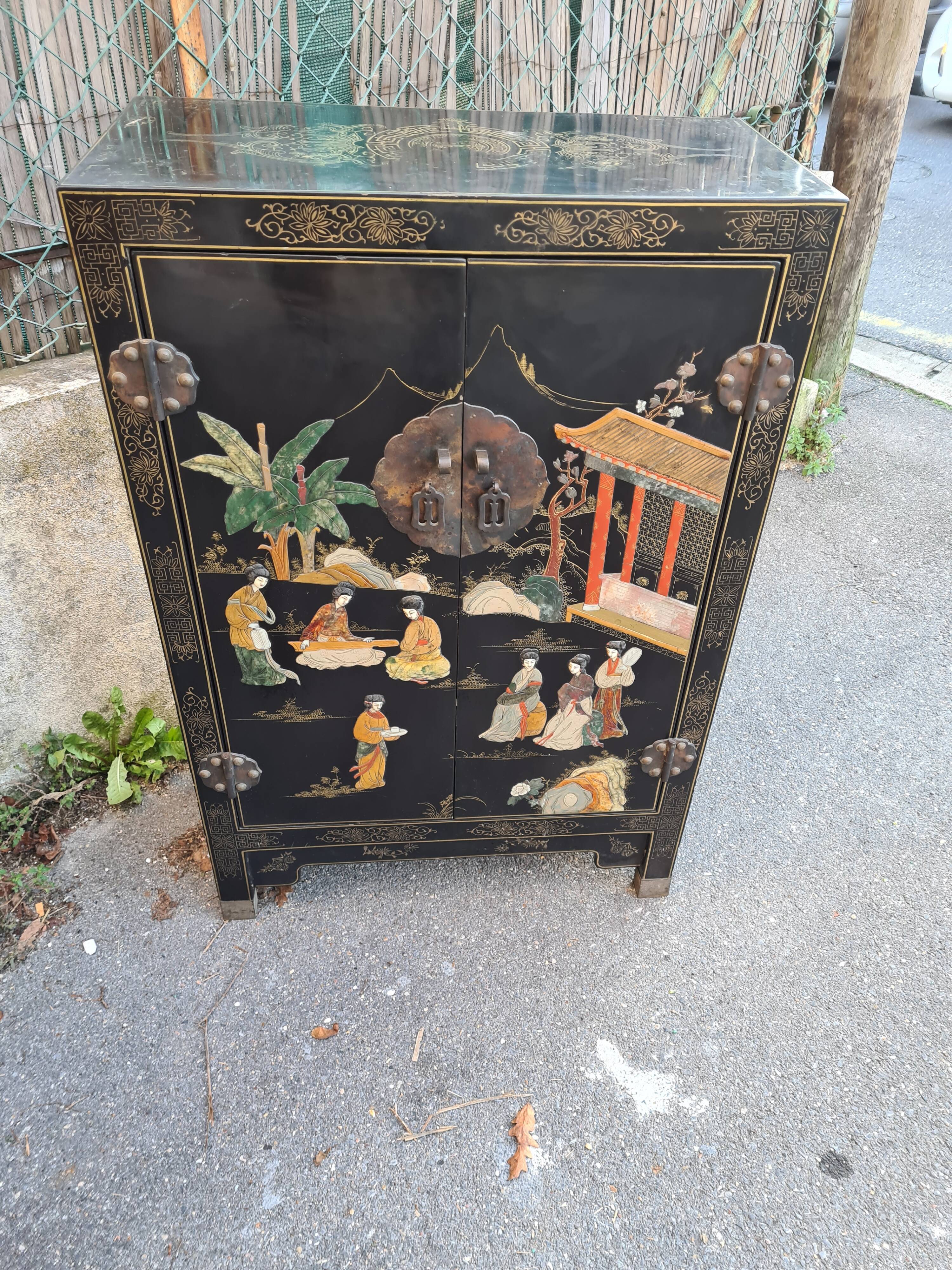 Meuble chinois ouvrant à 2 portes laque noire et pierres dures