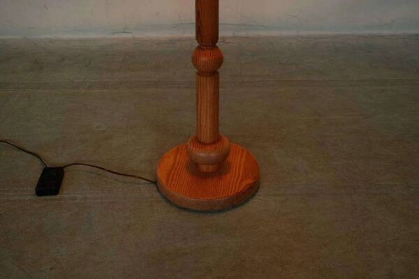 Lampe sur pied en bois suédois vintage avec abat-jour plissé années 60