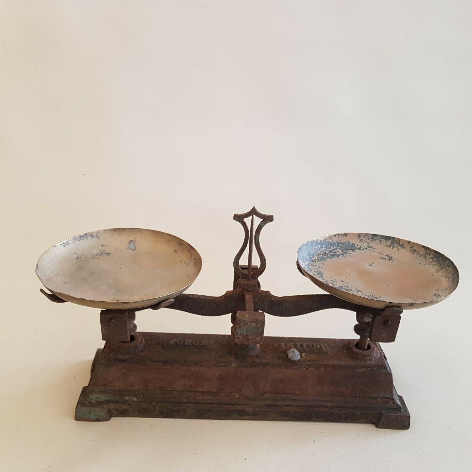 Old small scale in cast iron and copper