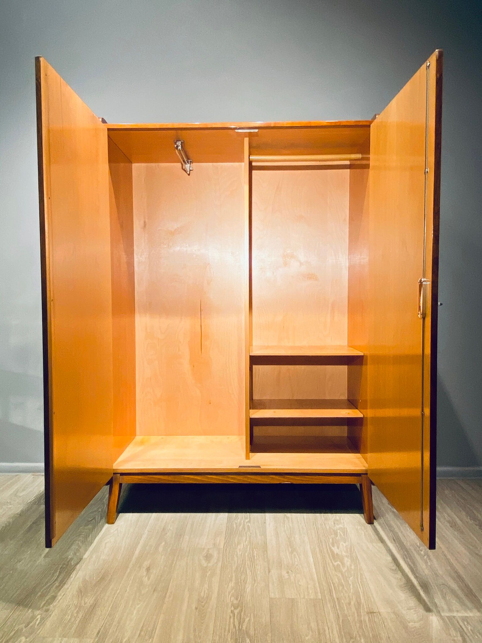 Armoire deux portes Bernie Tatra vintage 60