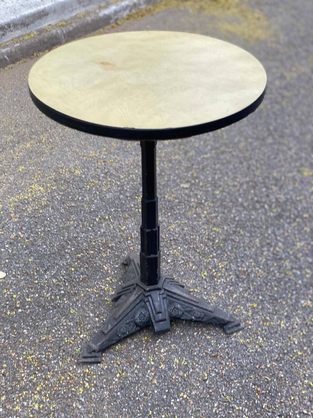 Round bistro table in cast iron and Bakelite, Louis Vuitton style, 1930s.