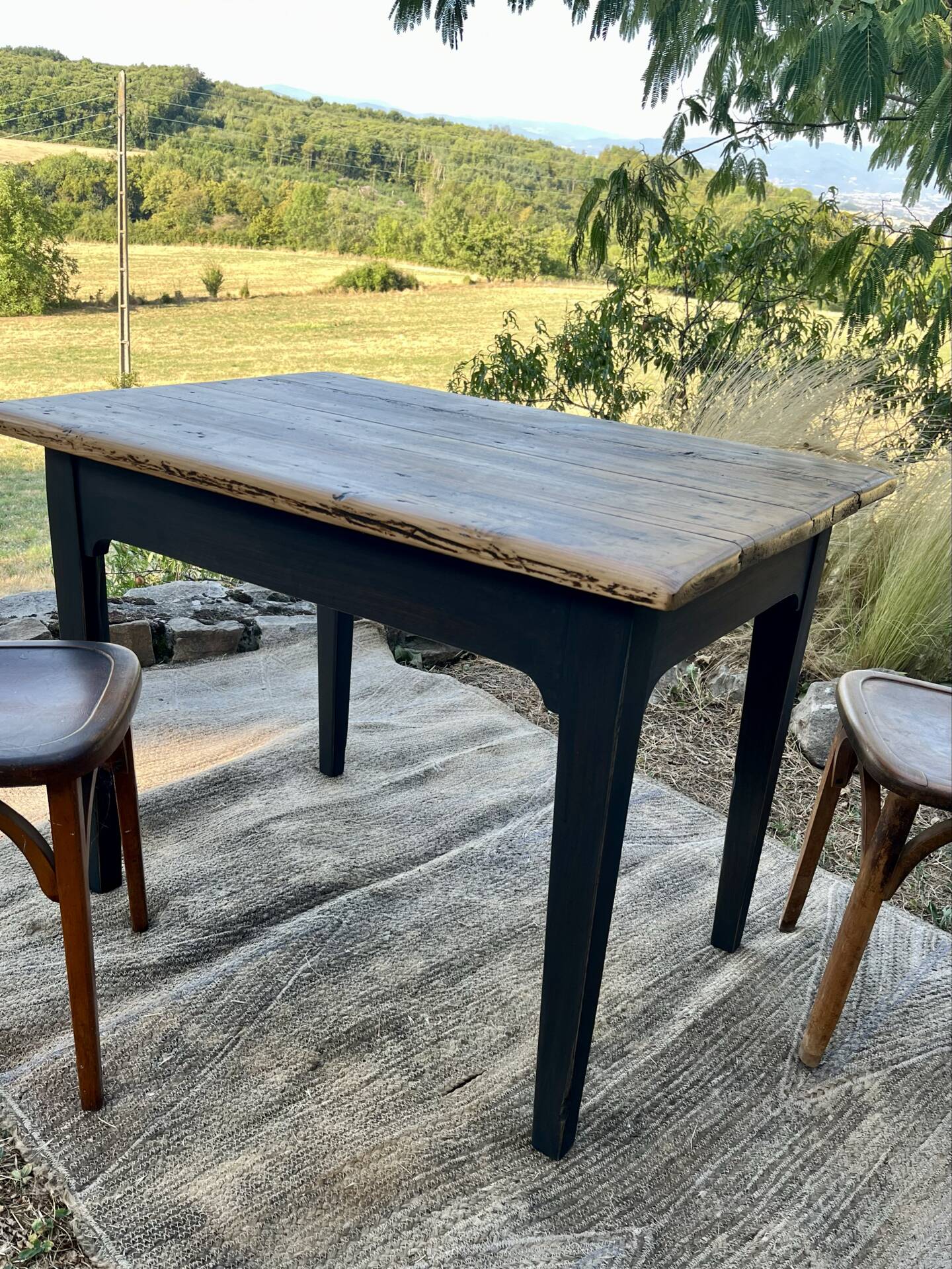 Table de ferme rénovée noire et bois brut