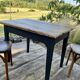 Table de ferme rénovée noire et bois brut
