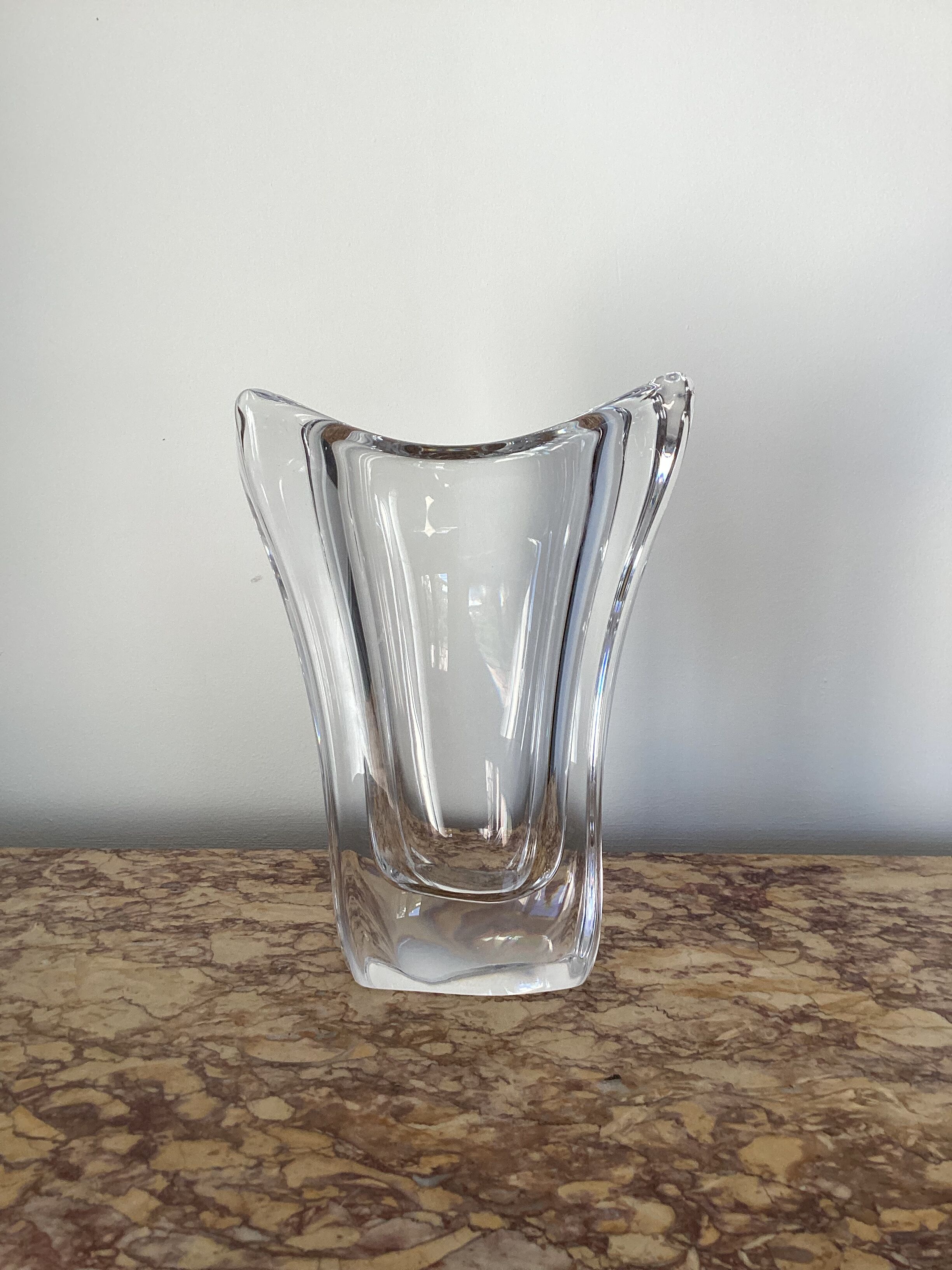 Vase en cristal signé Daum France design vintage dimension : hauteur -23cm- largeur -16cm-
