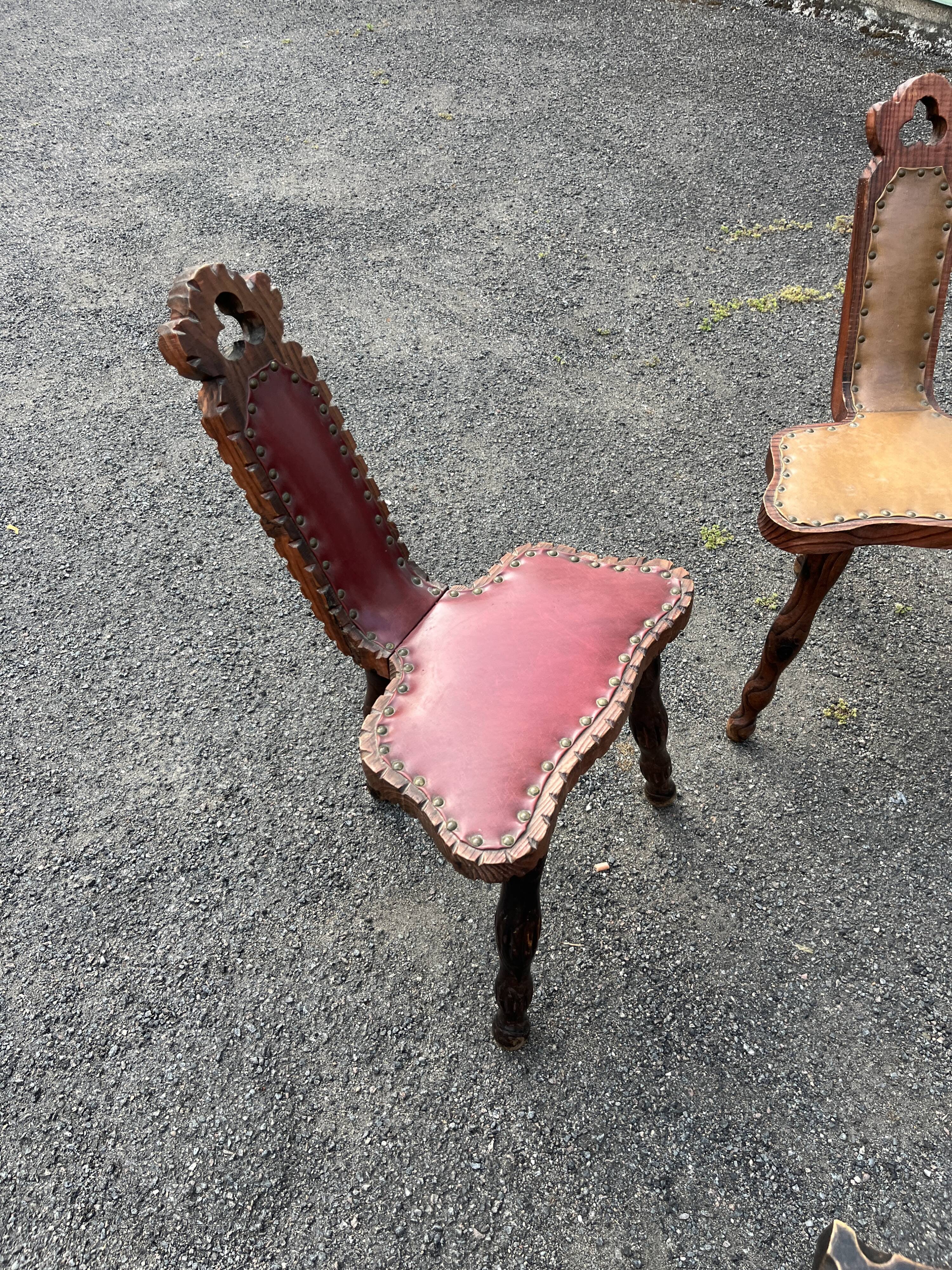 Lot de 2 chaises et 2 tabourets rustiques – cuir clouté et bois sculpté