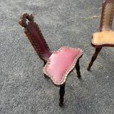 Lot de 2 chaises et 2 tabourets rustiques – cuir clouté et bois sculpté