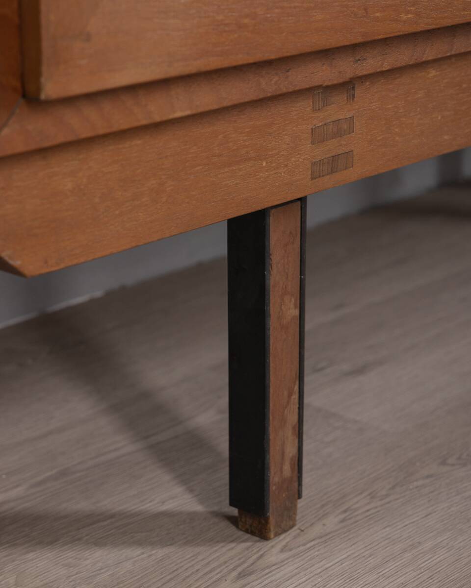 Meuble en bois à deux portes des années 1960, recouvert de tissu, de style italien.