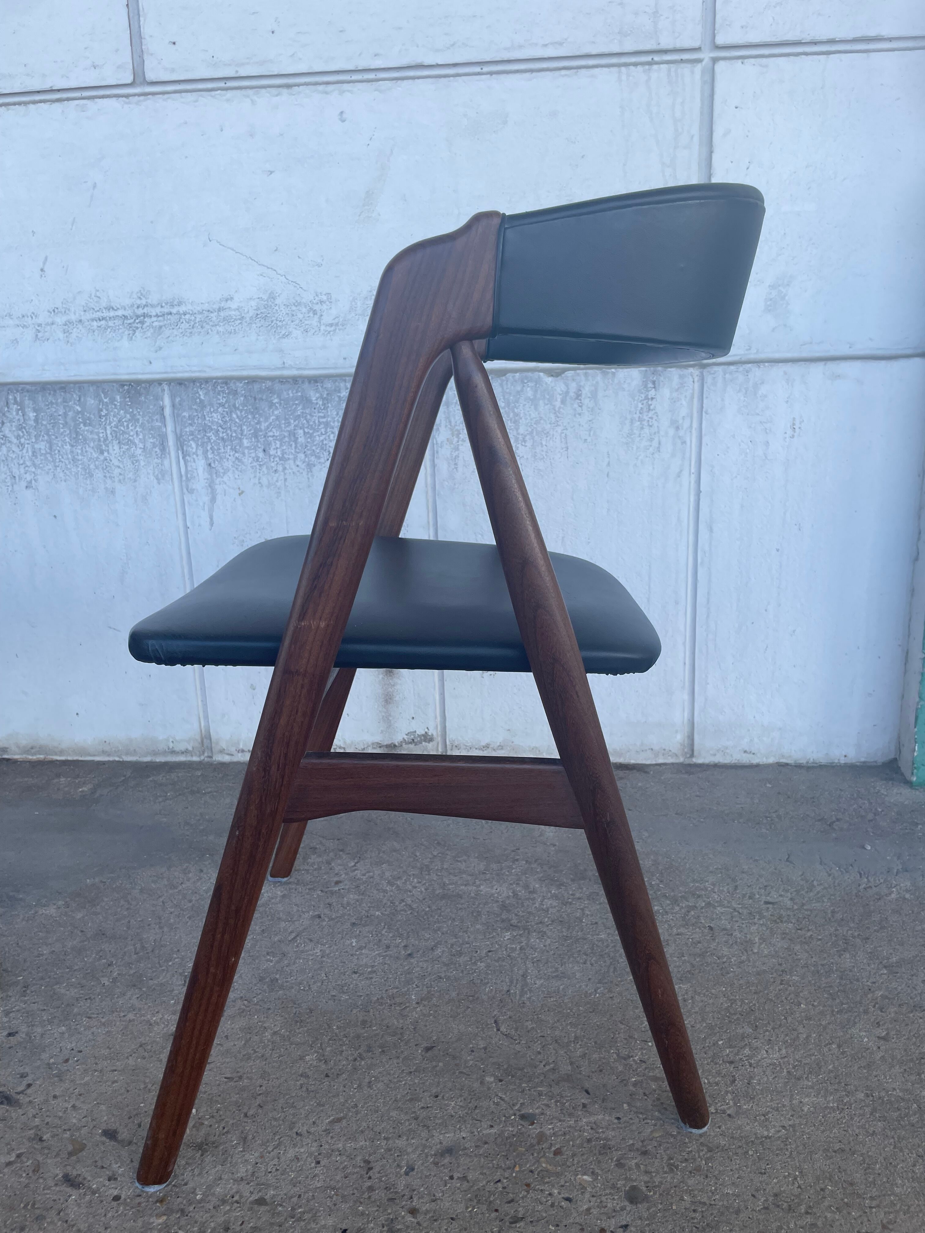 Scandinavian armchairs in skaï