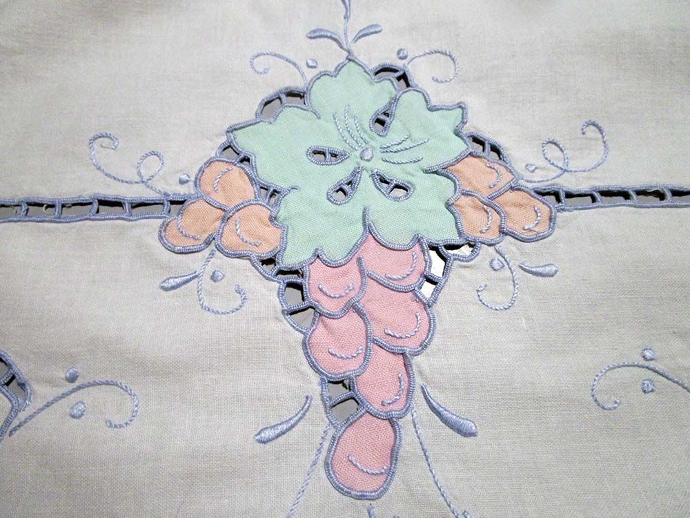Multicolored embroidered round sheet