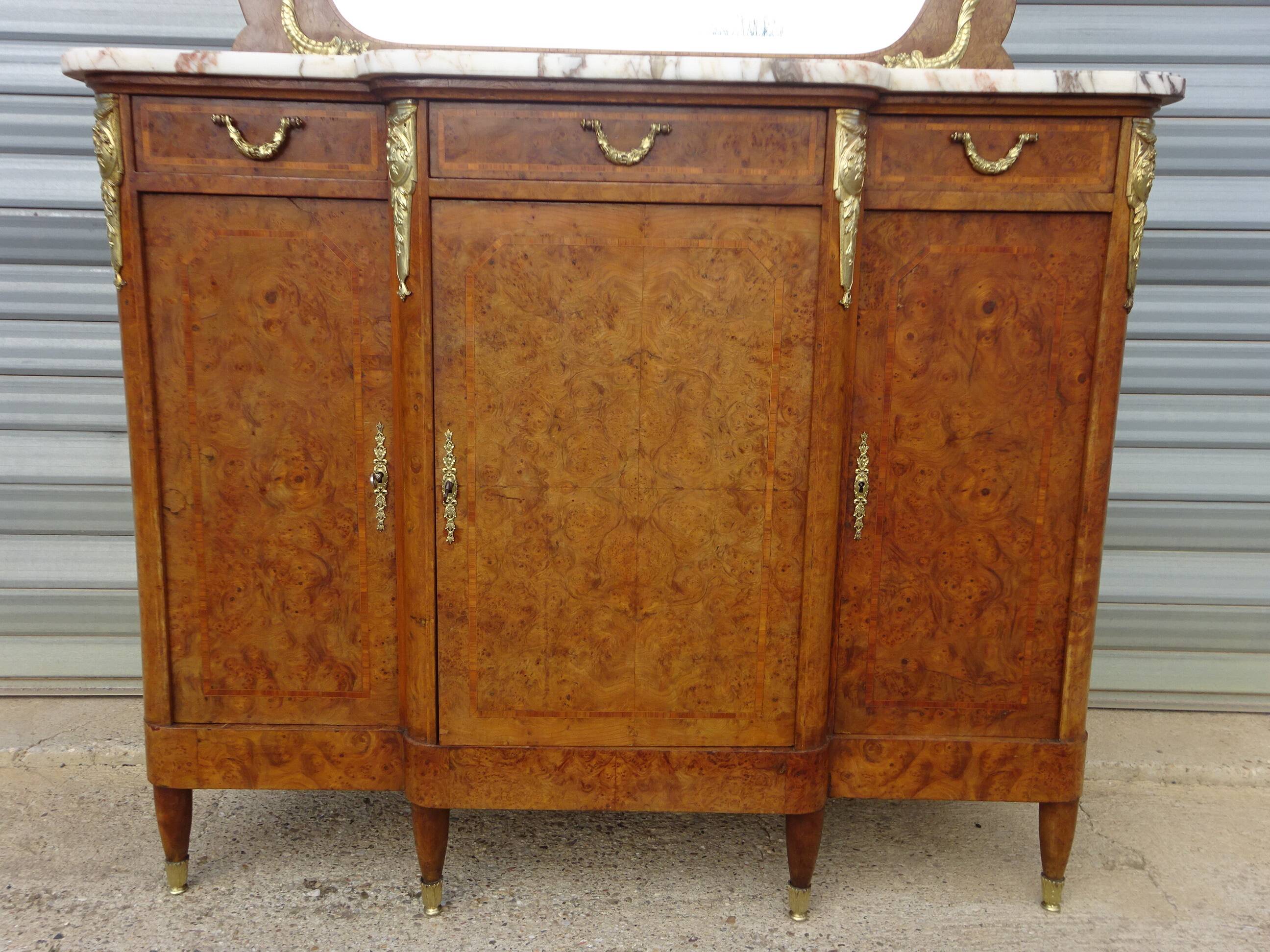 Très ancien buffet Louis XVI avec marbre, miroir et bronze