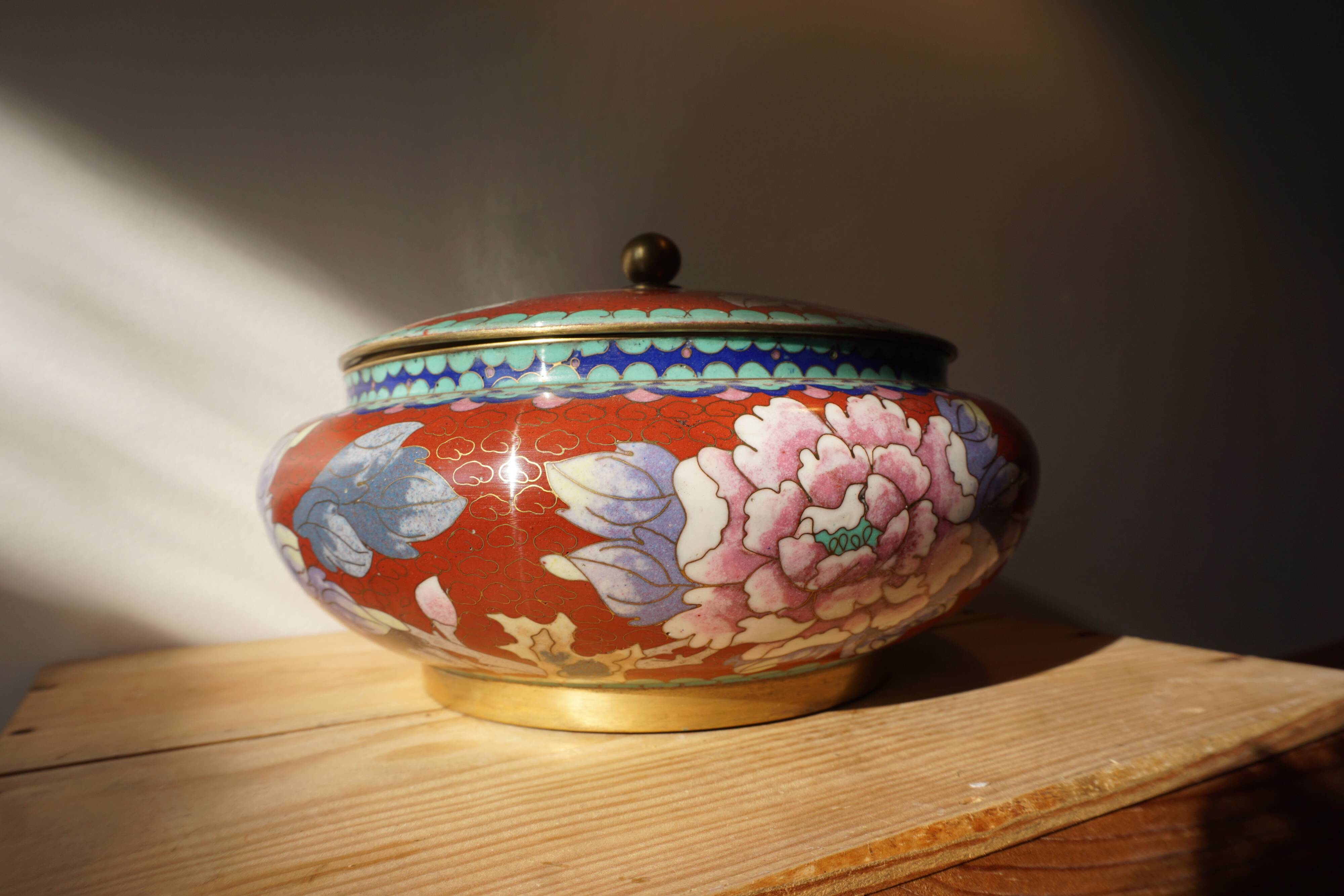 Plat chinois en émaux cloisonnés - seconde moitié du XX° siècle.