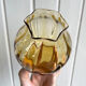 Vase en verre d’art de couleur ambre avec nervures, de collection soufflé à la main des années 1970, fabriqué en Pologne