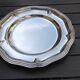 Plat en métal argenté à bords chantournés