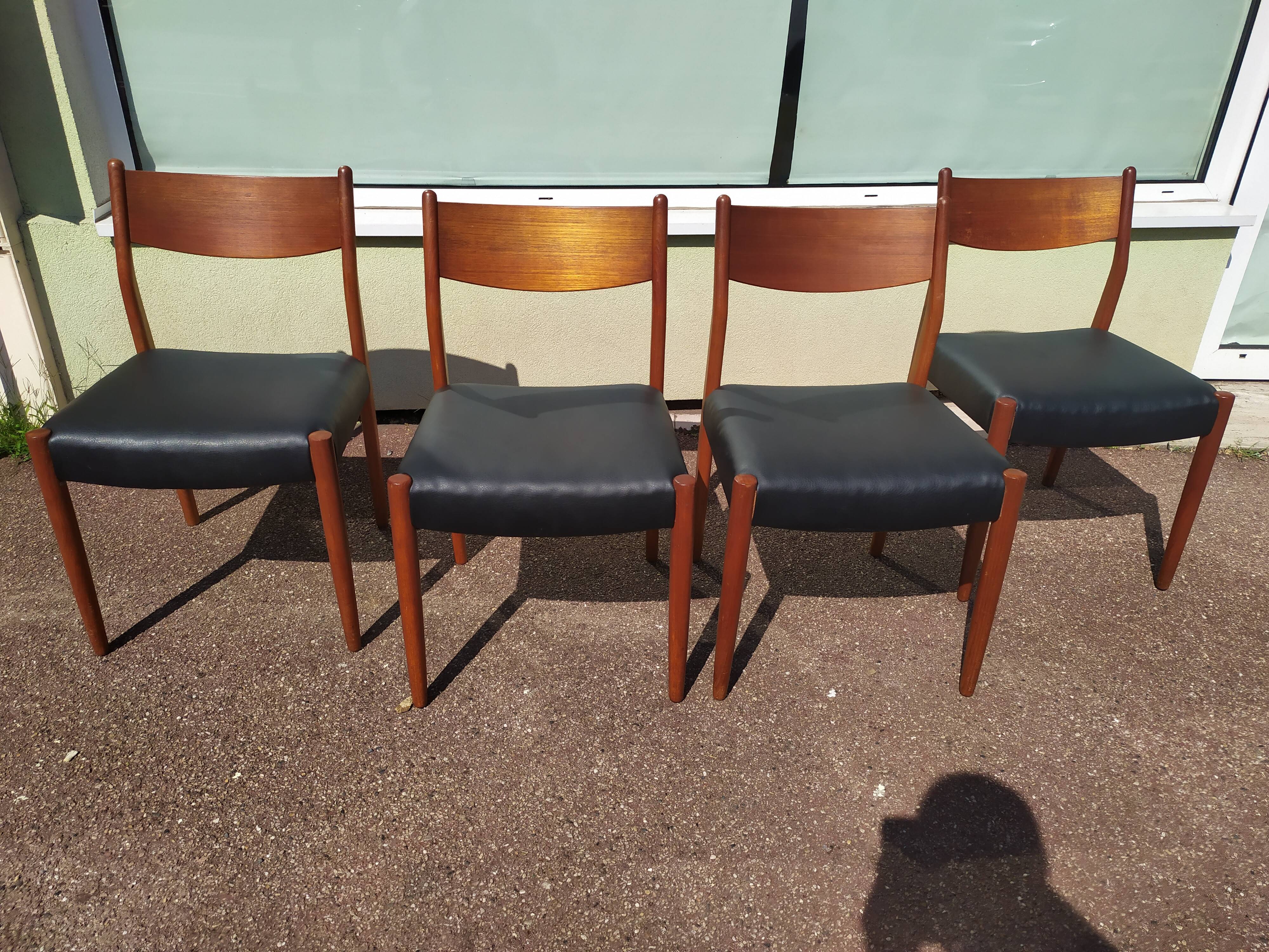 Set of 4 Scandinavian teak chairs in black leather