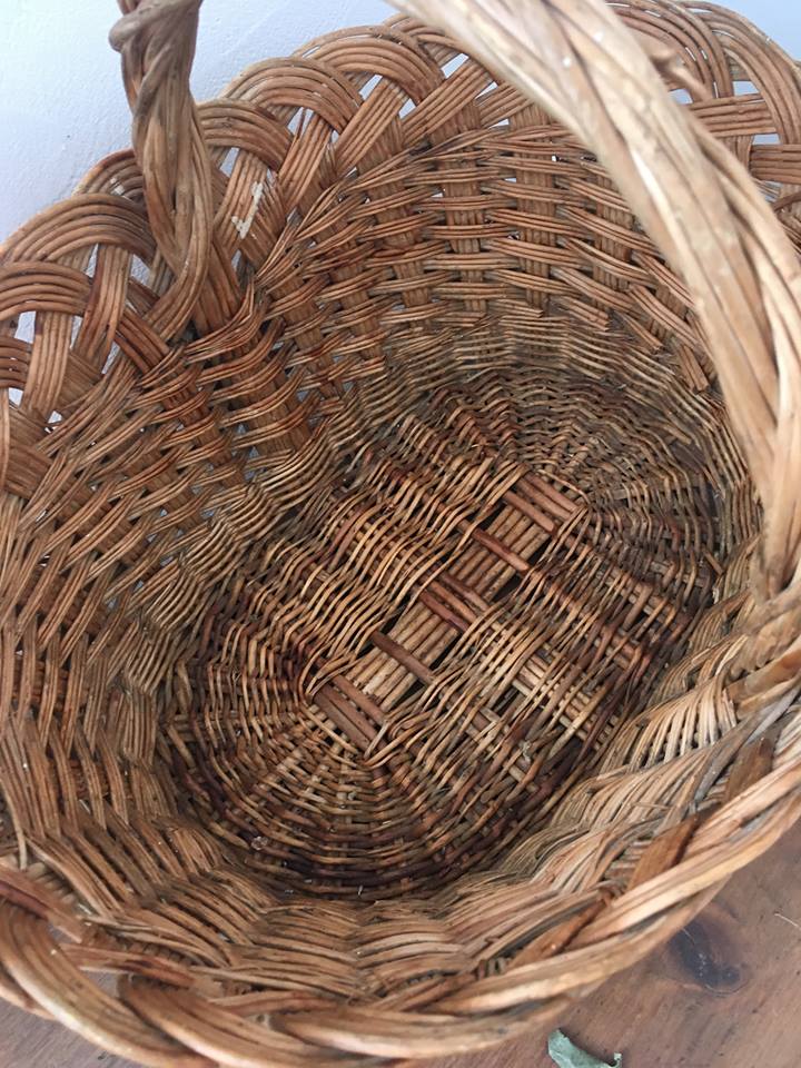 Former twisted wicker basket
