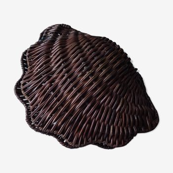 Vintage wicker box form scallop shell