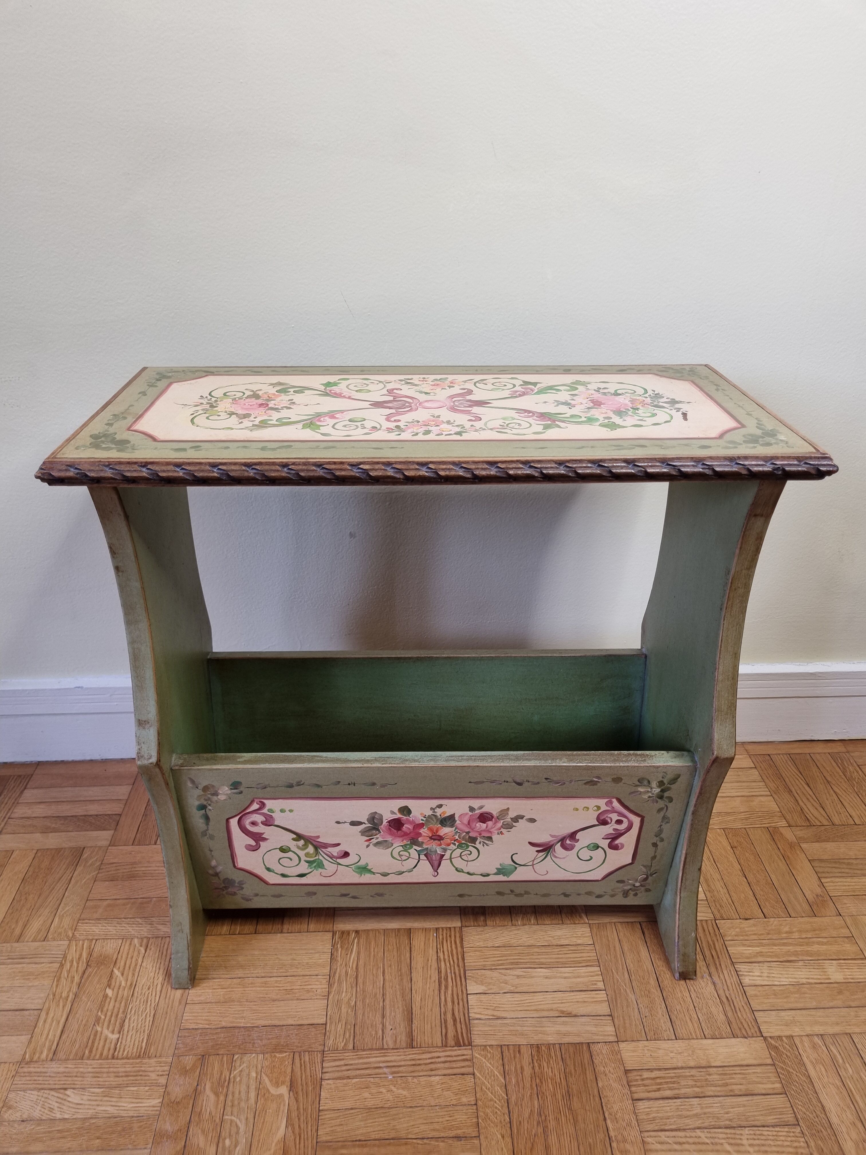 Magazine holders in painted wood, with hand-painted floral decorations
