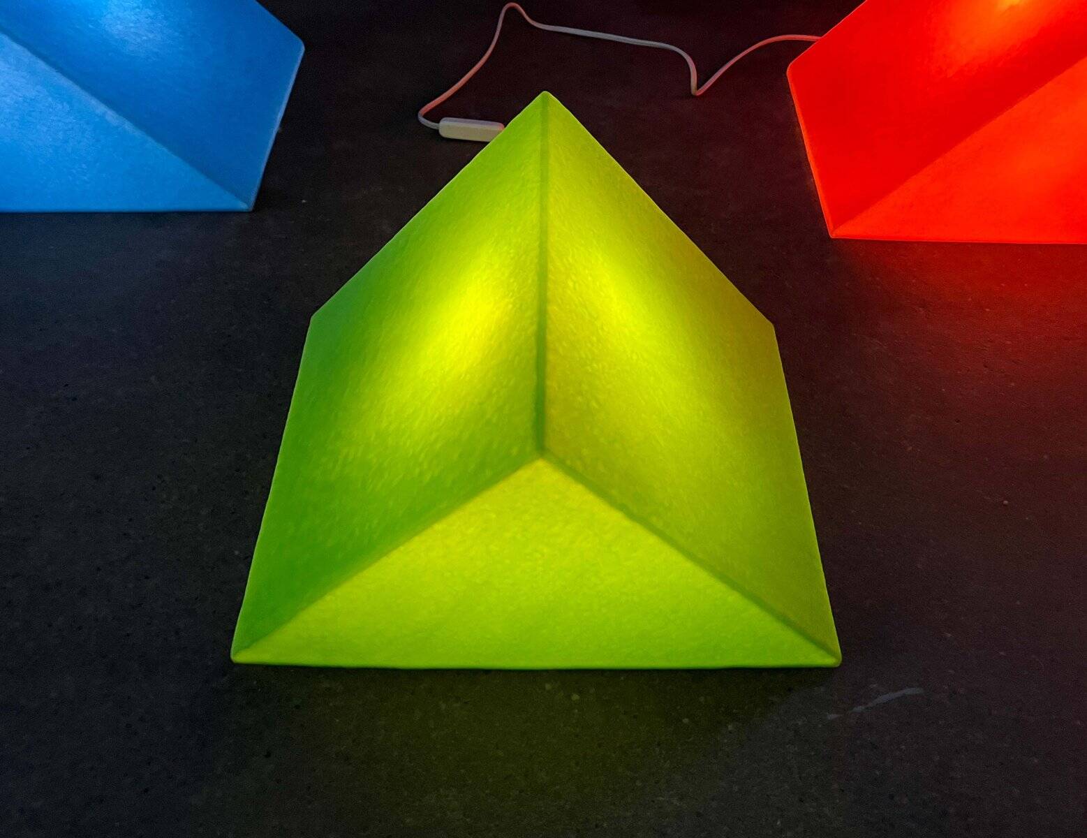 Lampe de sol ou de table en forme de prisme vert postmoderne de Heico, années 1980.