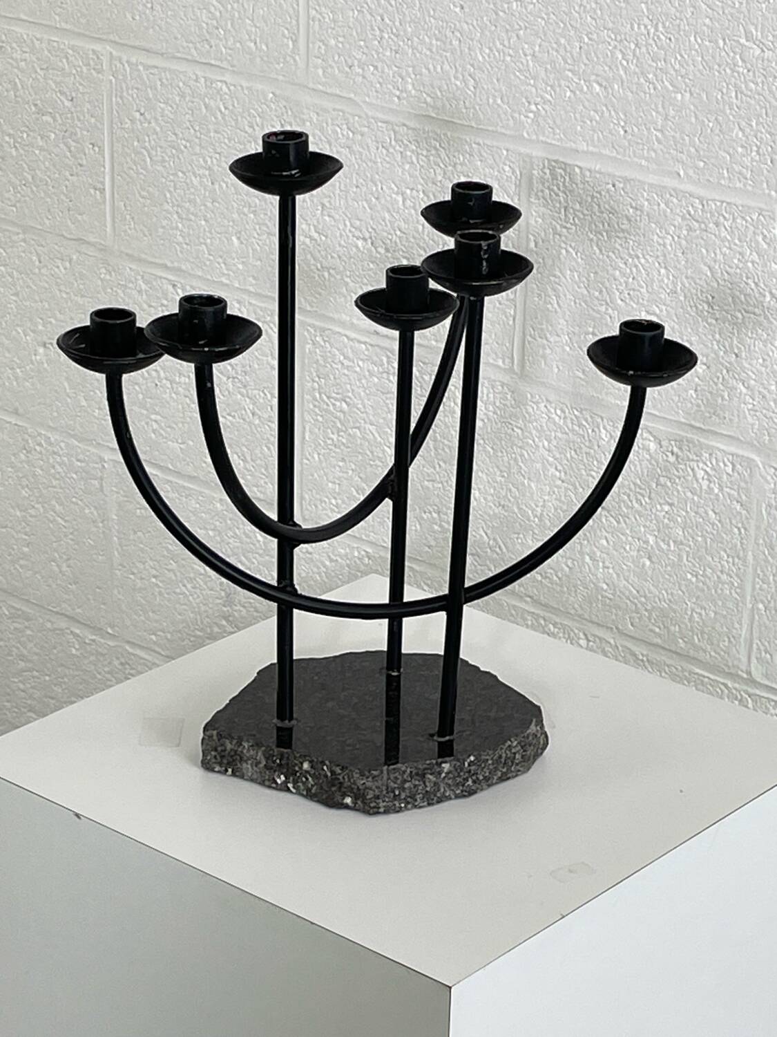 Bougeoir en métal et socle en quartz noir