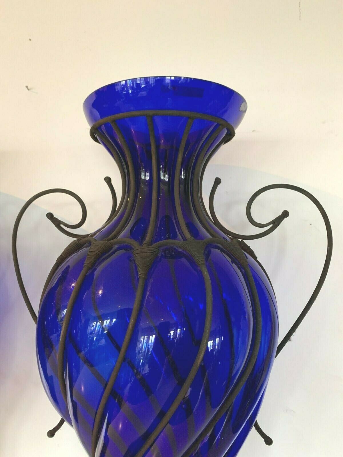 Paire de grands vases bleu en verre soufflé dans une armature en métal
