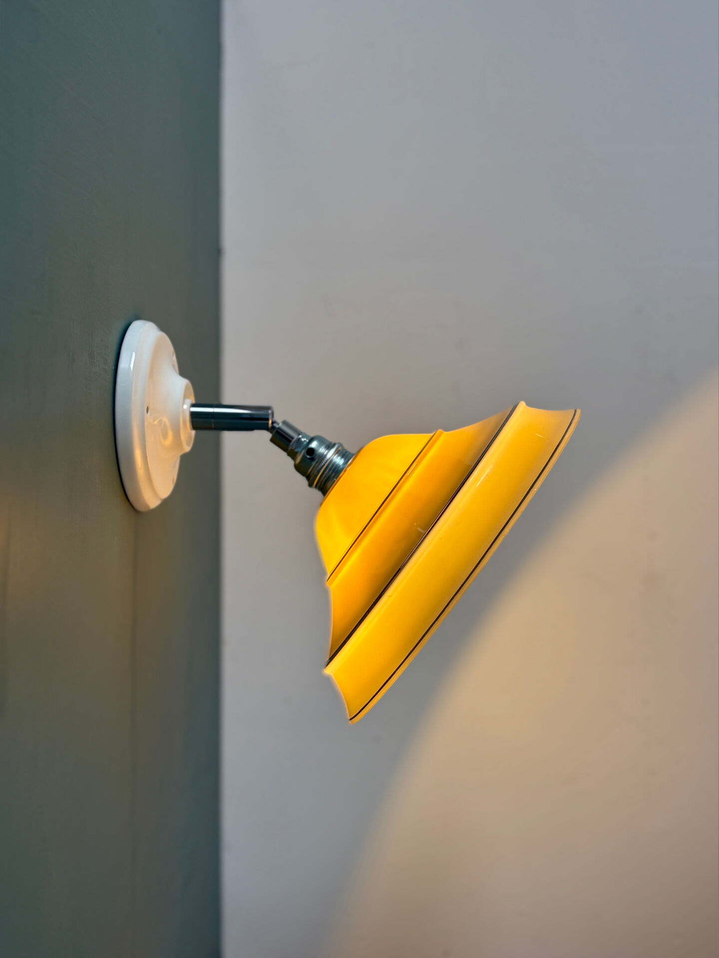 Applique abat-jour vintage en opaline jaune et liserés argent