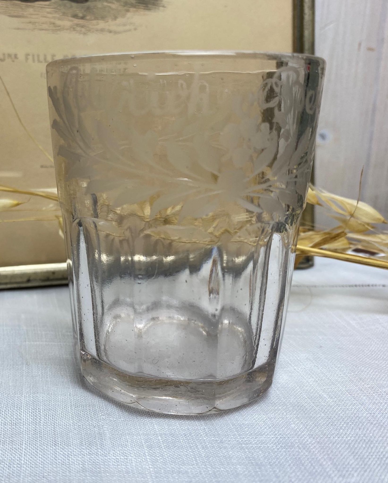 Vase de mariés gravé de 1889 en verre épais