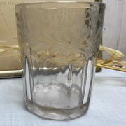 Vase de mariés gravé de 1889 en verre épais