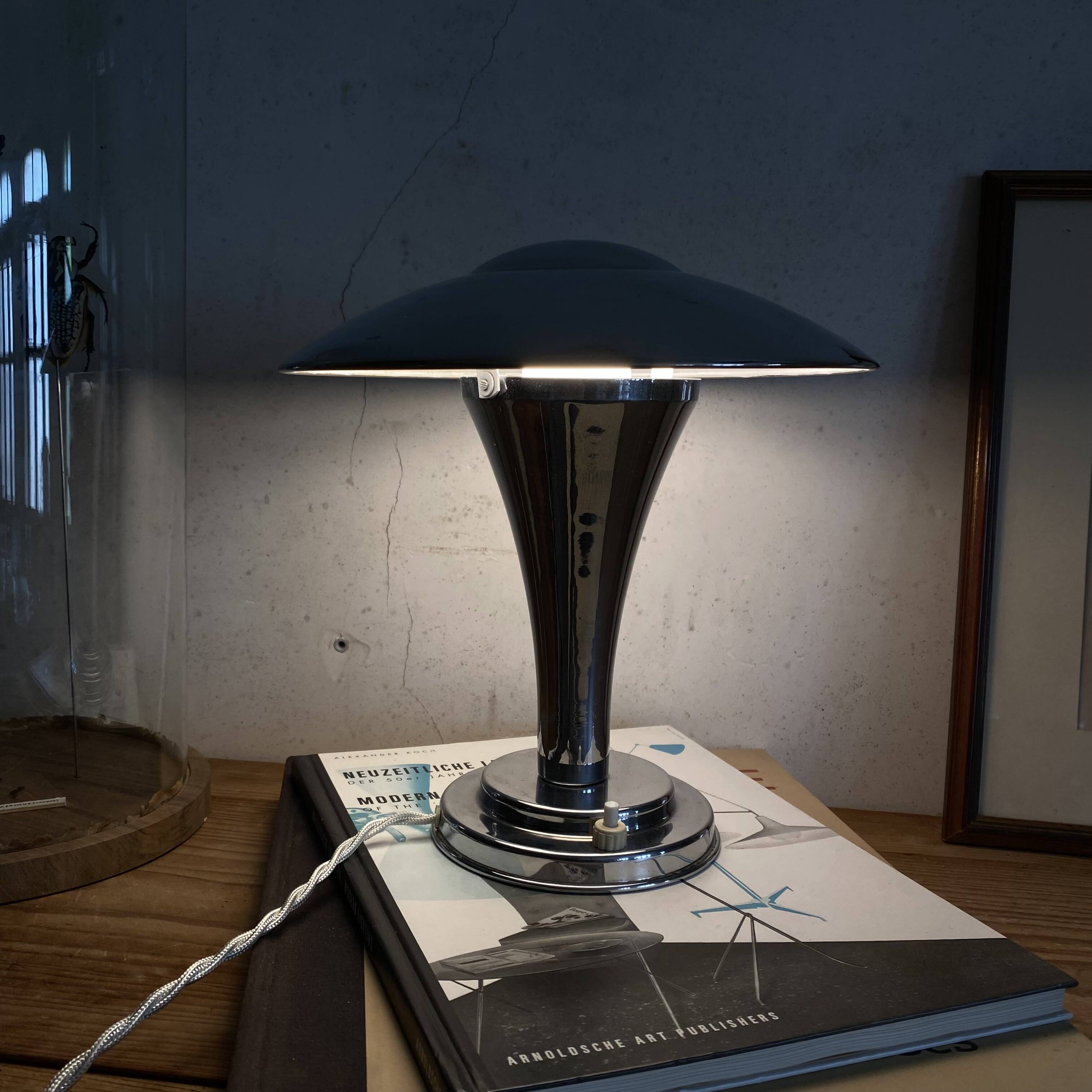 Lampe de bureau en inox ou métal chromé modèle champignon
