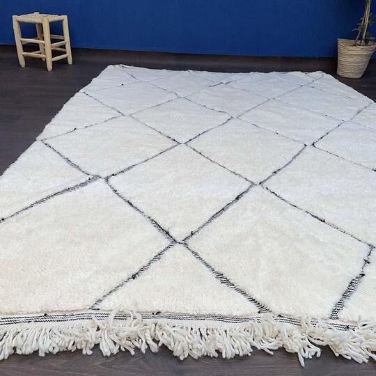 Berber rug with hollow diamonds