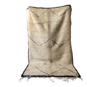 Large ancient Berber rug in ecru and black, 100% pure virgin wool.