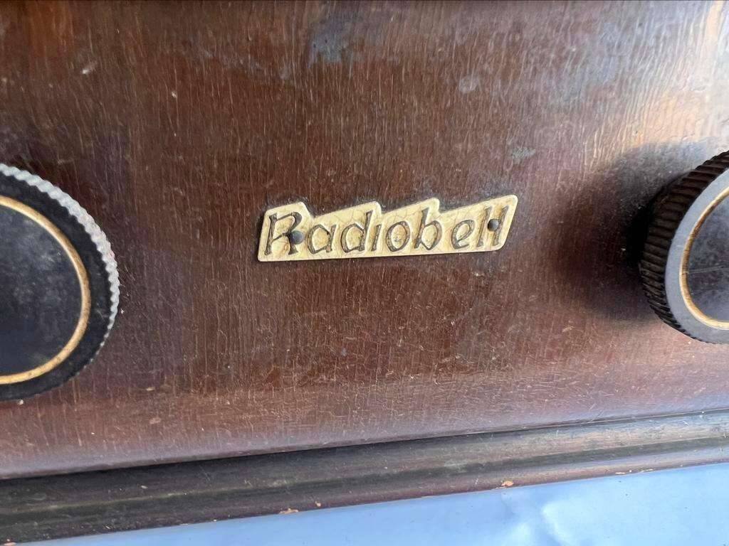Vintage wooden radio radiobell