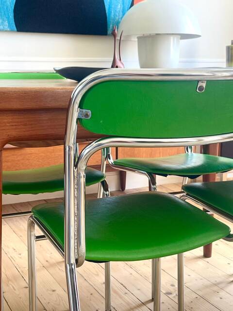 Série de 8 chaises Souvignet en chrome et skaï vert