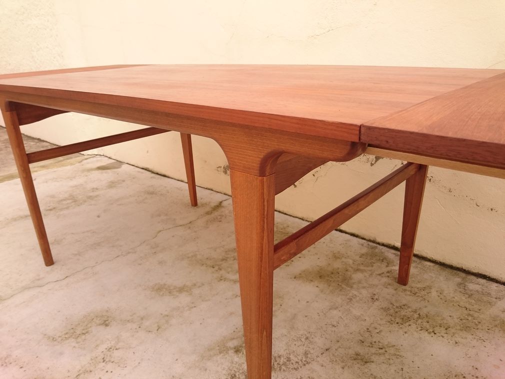 Scandinavian style table with extensions