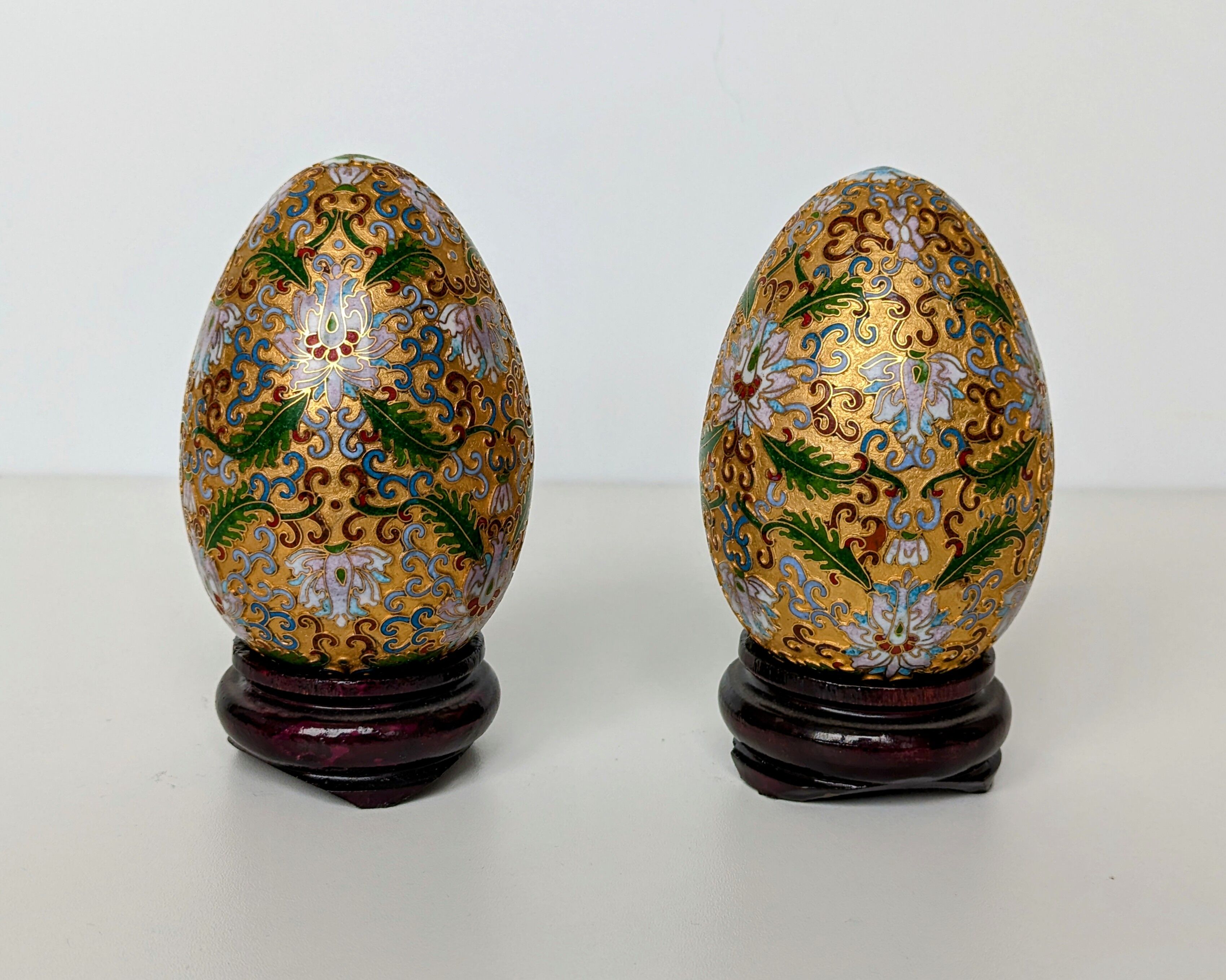 Oeufs en métal doré en émaux cloisonnées - Décor Mille fleurs, feuillages - Chine début XXème