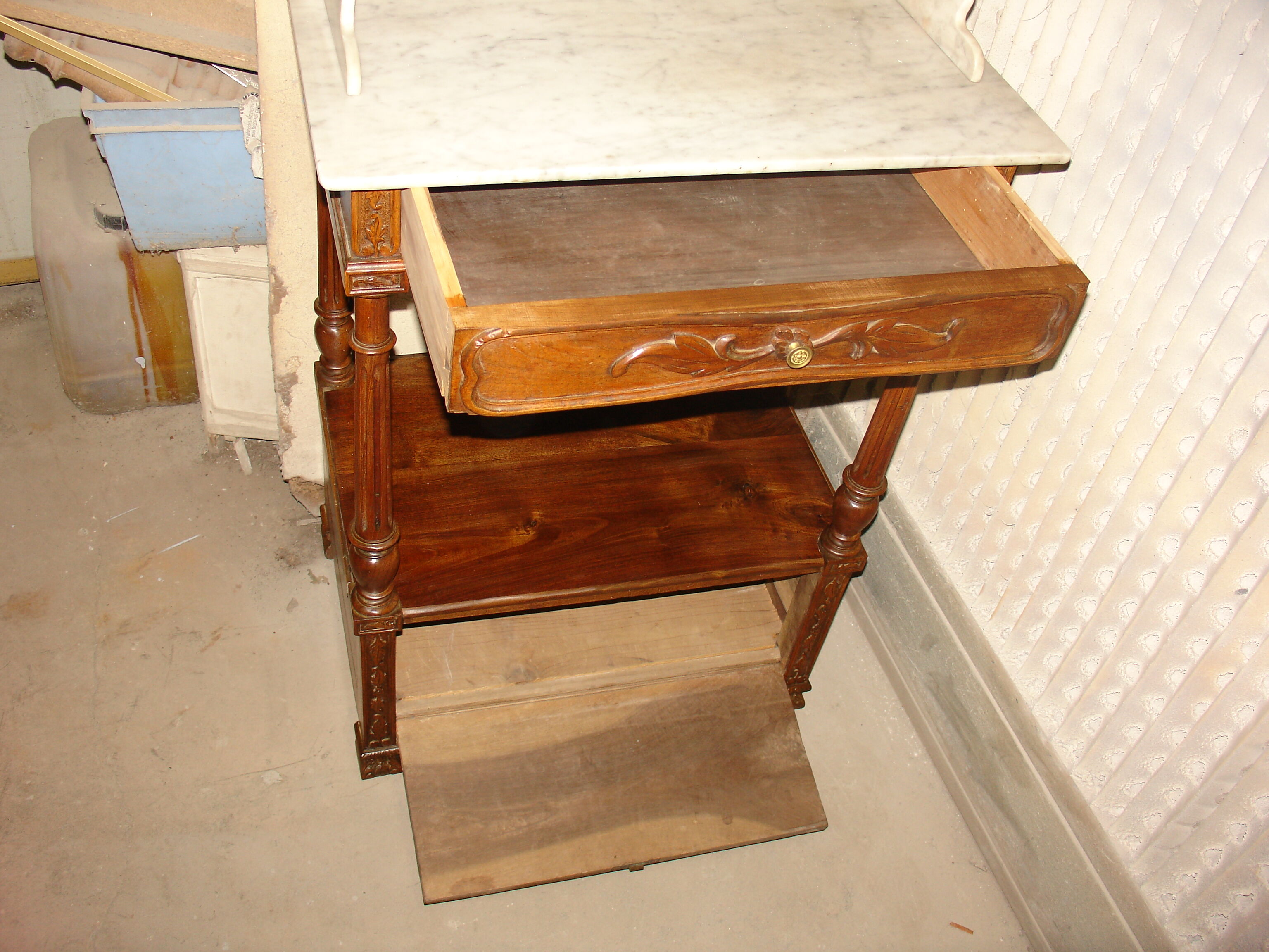 Dressing table and mirror in walnut, circa 1880