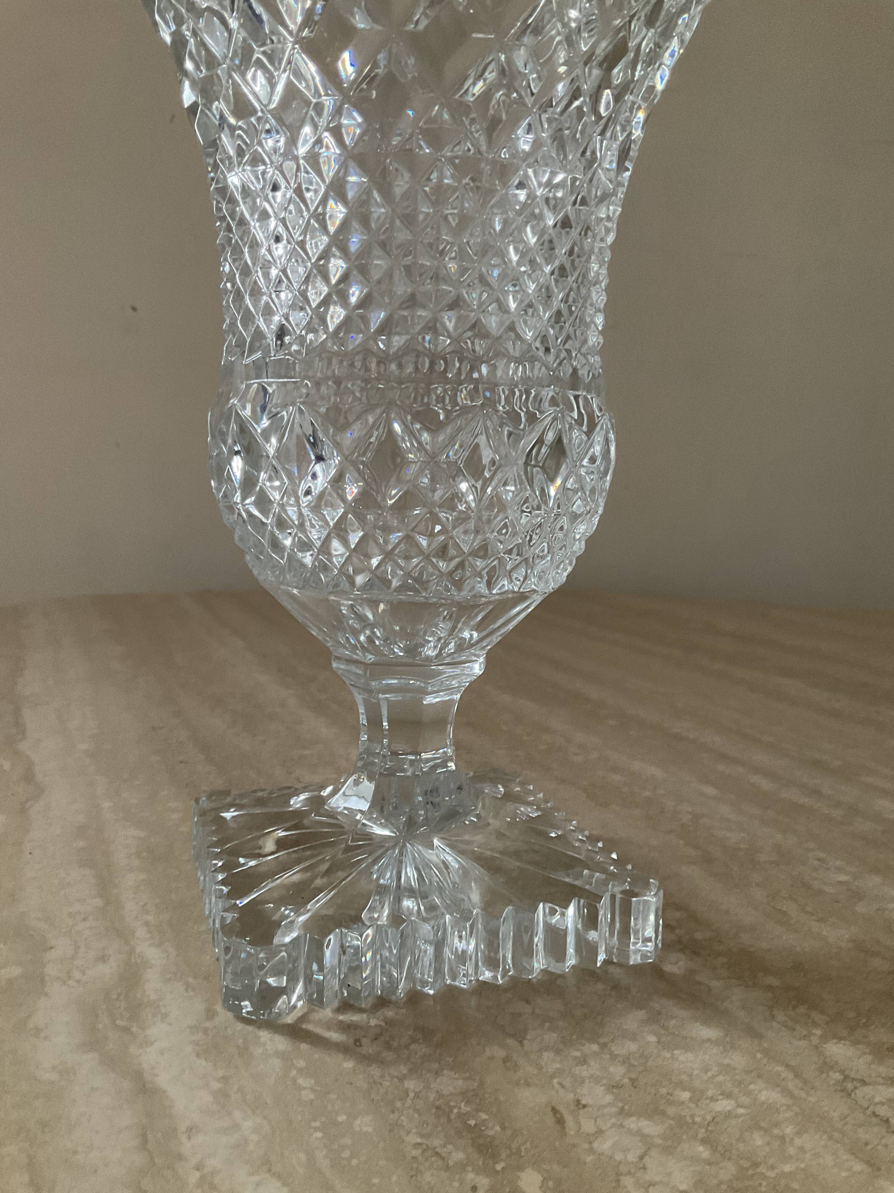 Vase vintage sur pied en cristal ciselé