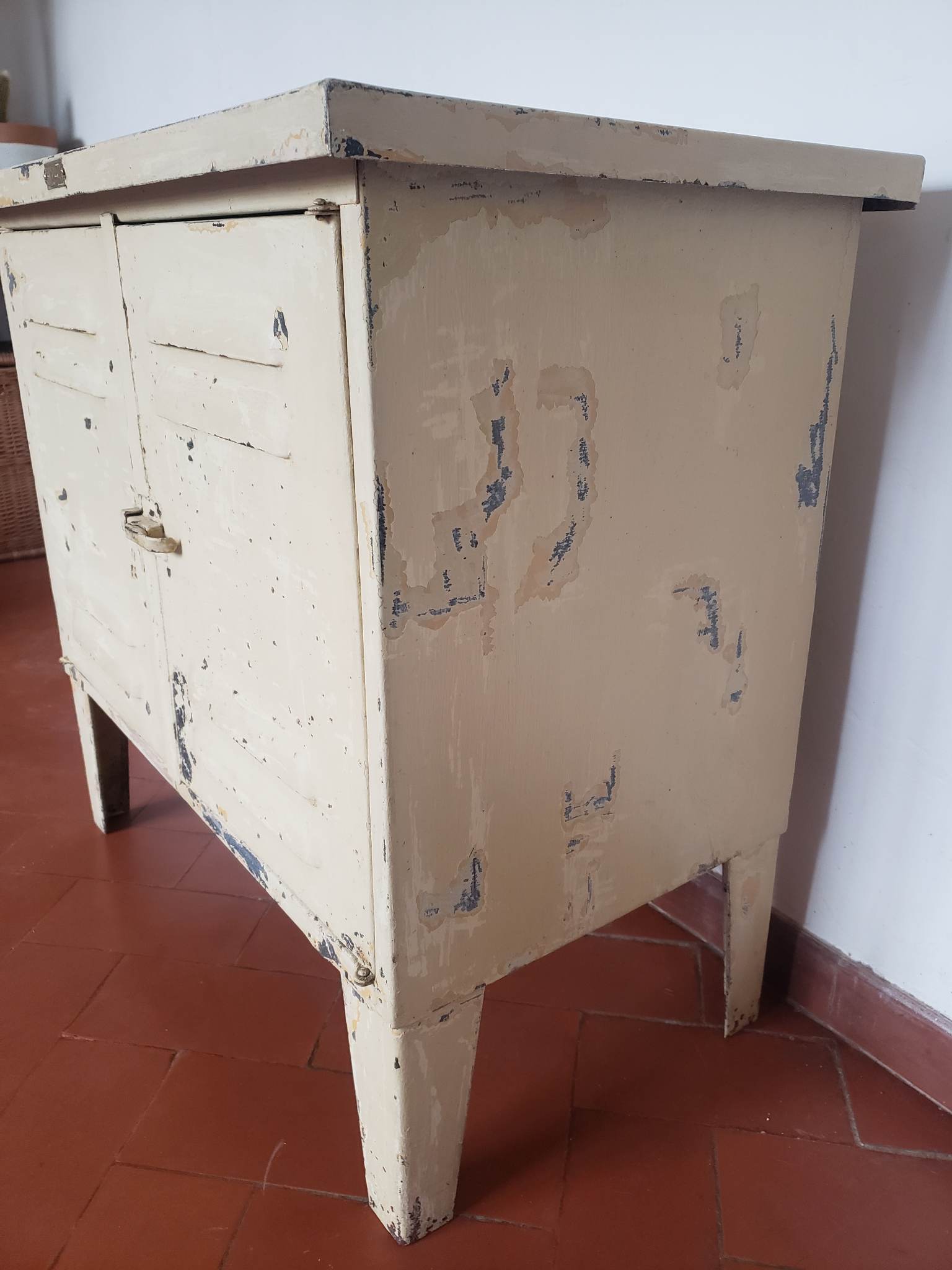 Low metal grunge cabinet