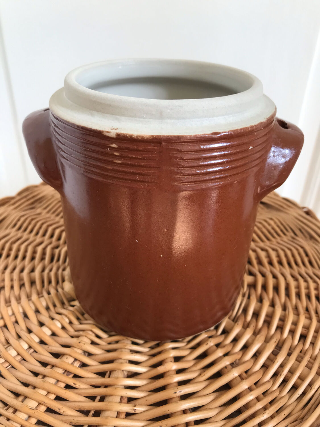 Stoneware pot with lid
