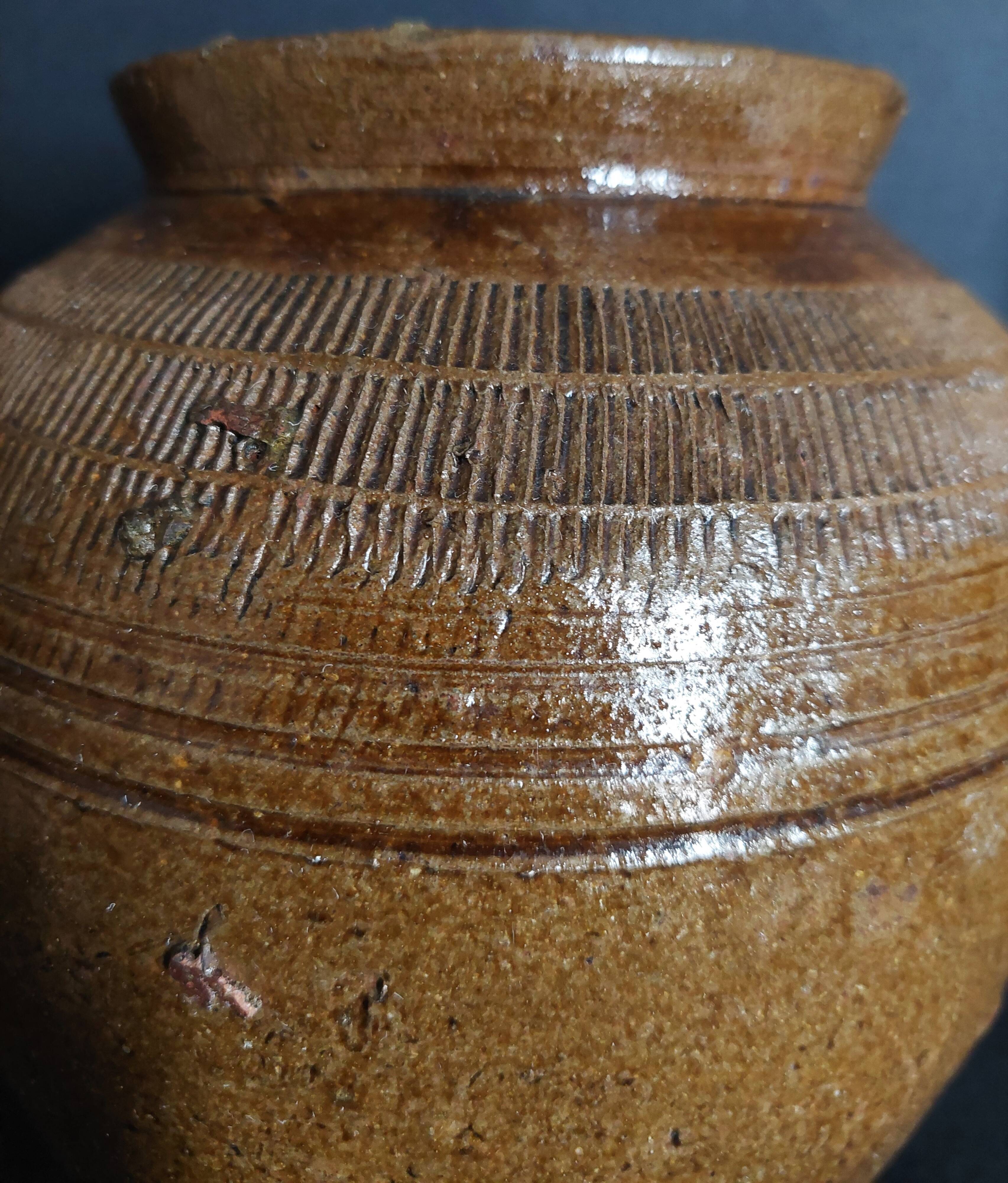 Chinese ceramic rice pot, 19th century, incised decoration