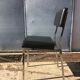 Chaise skaï noir vintage 1960