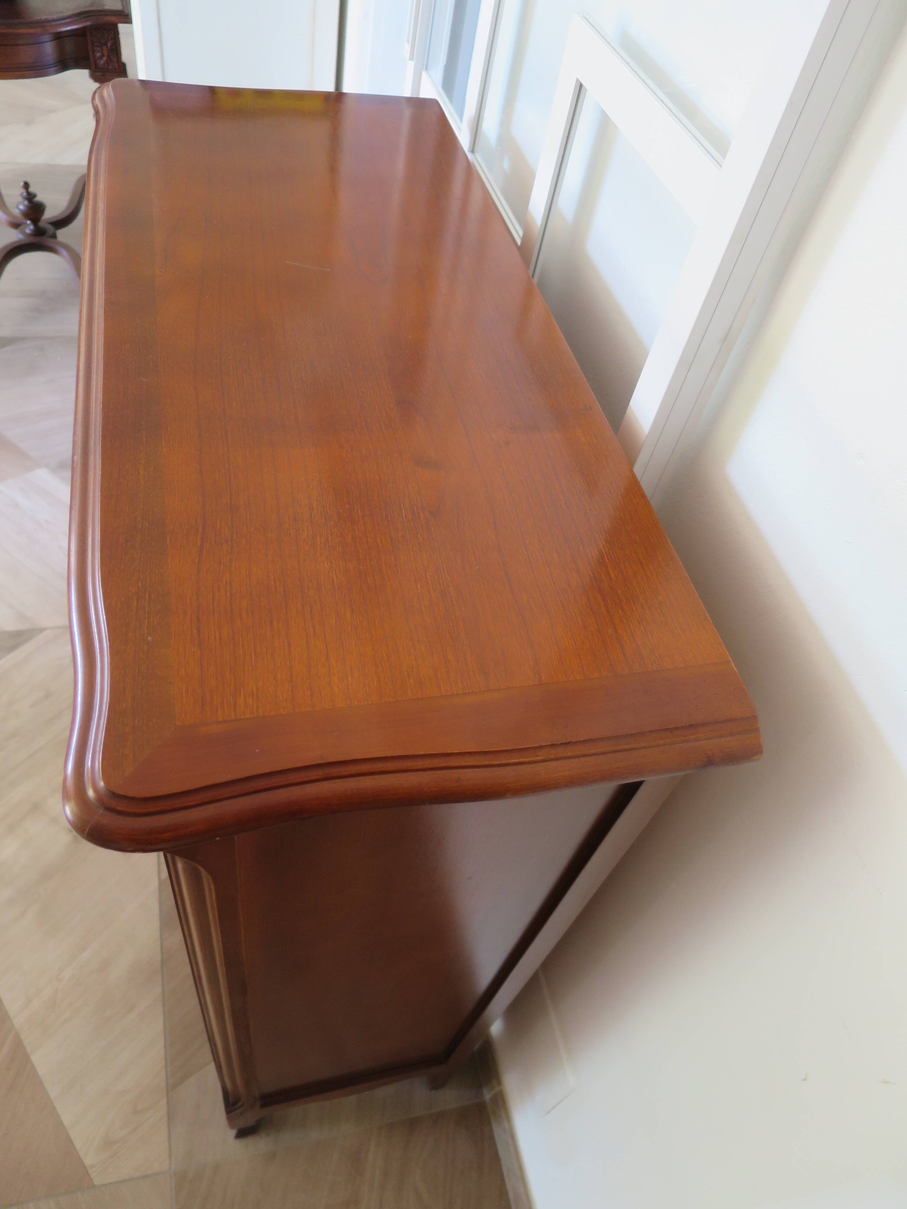 Beau bibus en merisier - 3 niveaux -Tablettes ajustables -Style Louis XV
