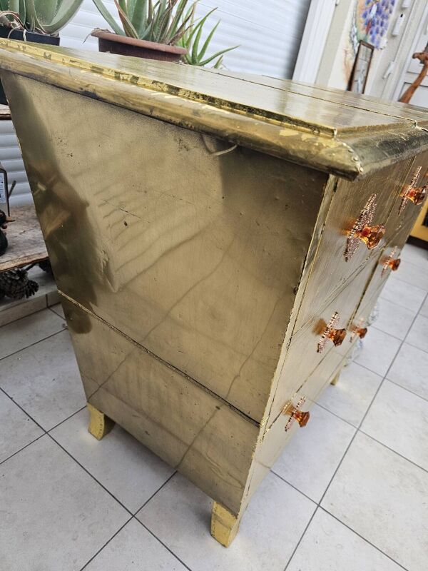Commode artisanale entièrement habillée de laiton, pièce originale et