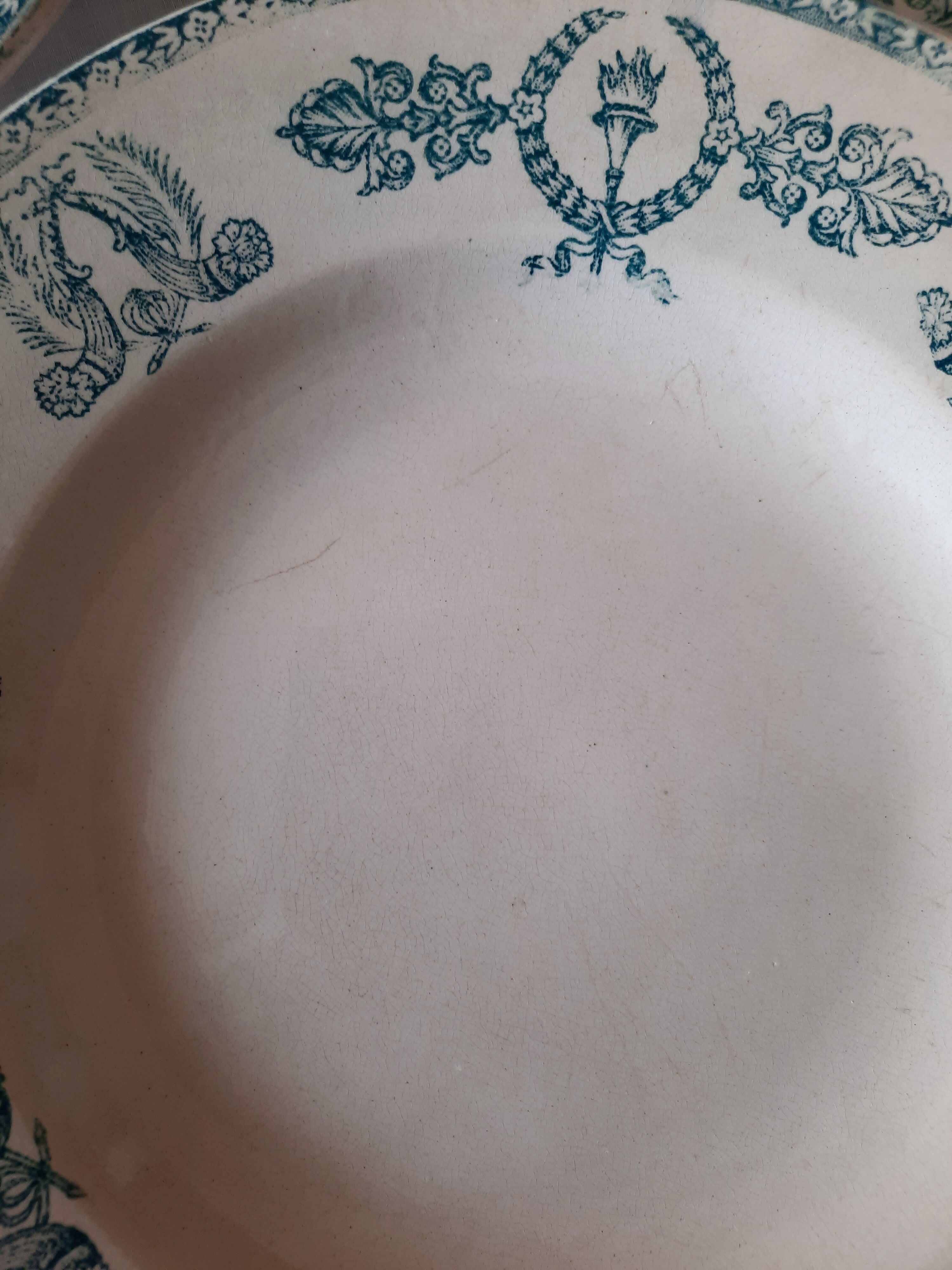 6 hollow plates accompanied by their iron earth soup