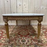 Table basse de style Louis XVI en bois doré et marbre de carrare