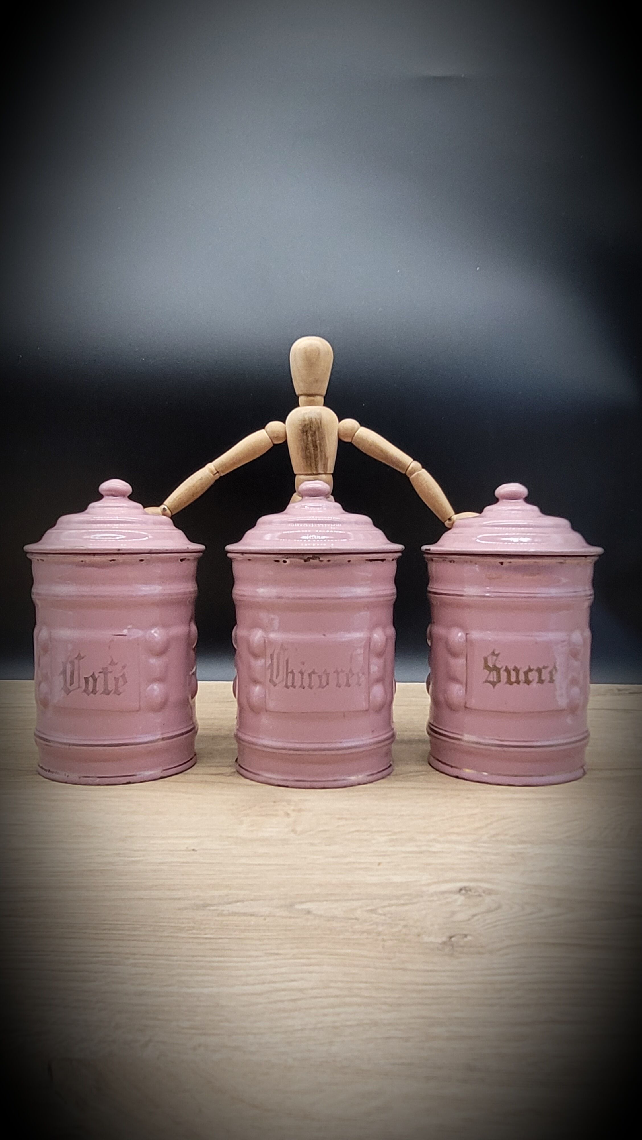 Trio pink enamelled pots