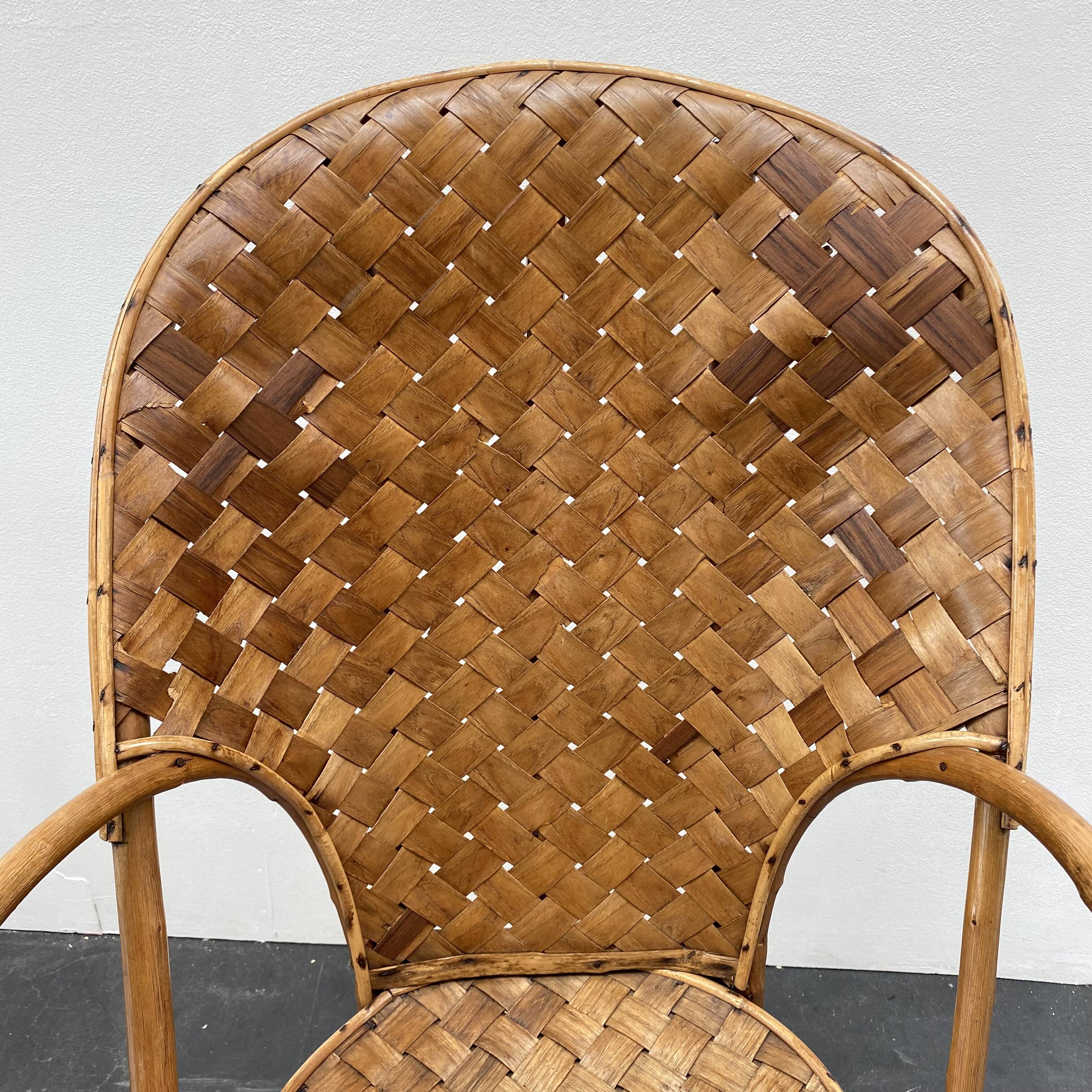 Ensemble composé d’une table et trois fauteuils en lamelles de châtaignier années 50/60