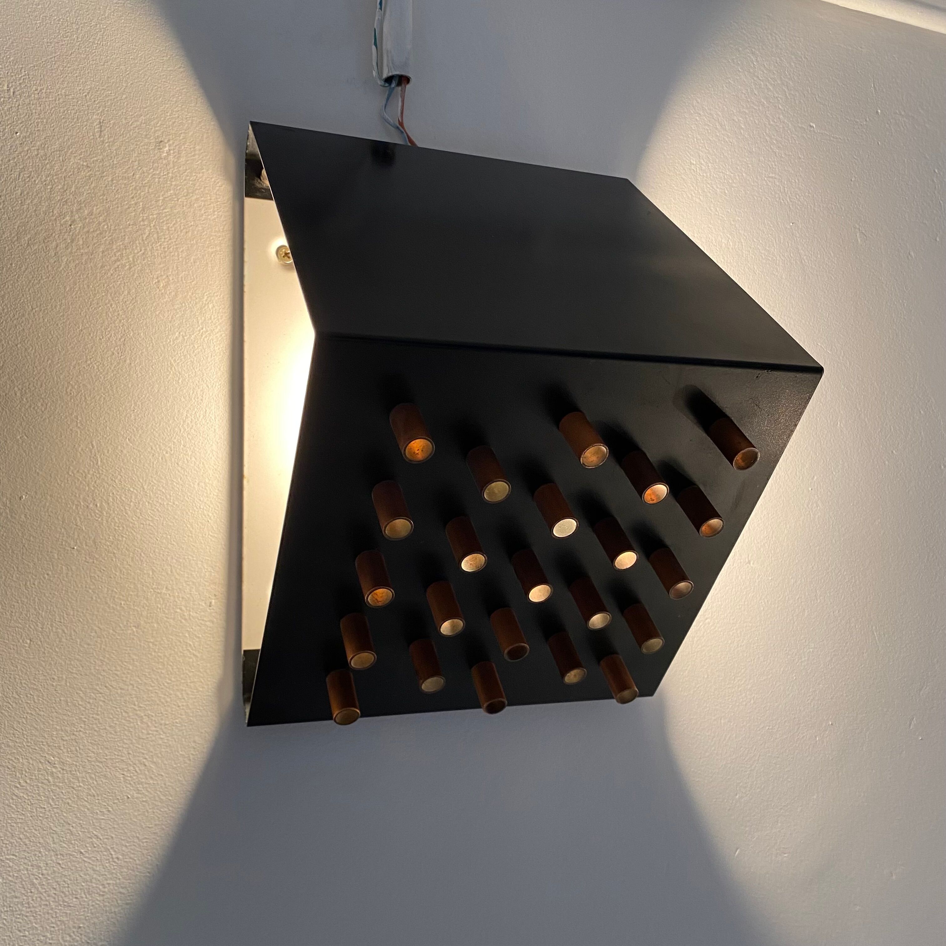 Applies "Chiaroscuro" by Raak. 1962